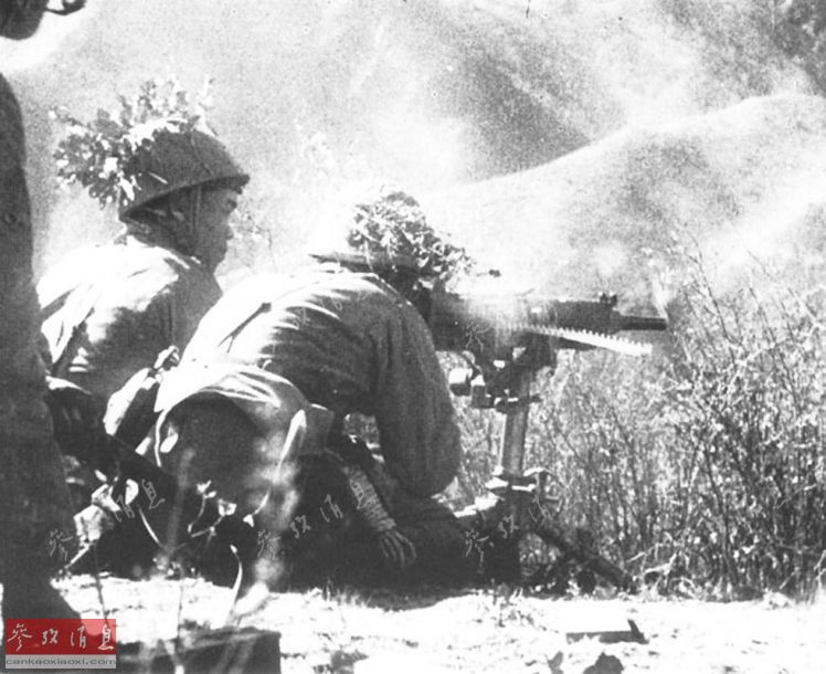 图为入侵缅甸的日军机枪猛烈开火。