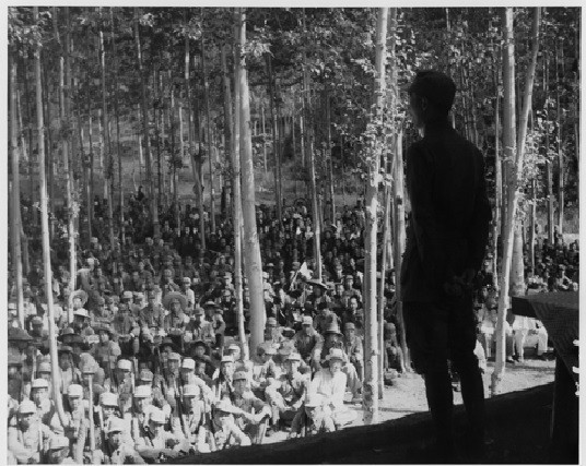 1938年，聂荣臻将军出席部队大会。
