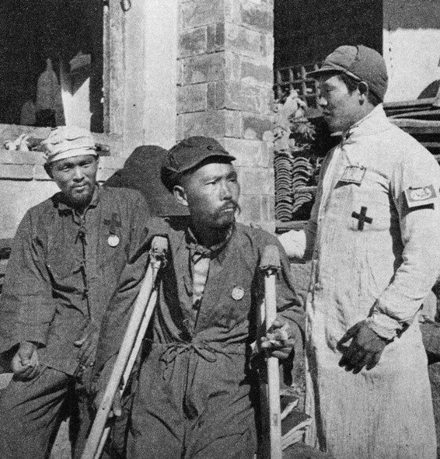1938年10月，八路军军医林金亮与日本战俘伤兵。河北平山县 白求恩摄