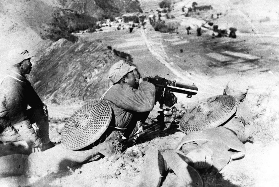 1937年9月25日，八路军115师于山西平型关取得抗战开始后第一个大胜仗。图为平型关战斗中，115师某部的机枪阵地。