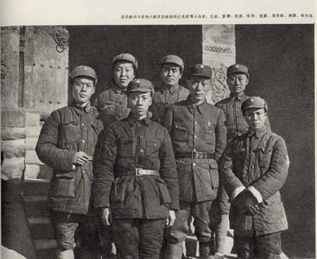 1938年12月，雷烨（左一）率总政记者团第一组到达晋察冀，受到聂荣臻的接见。