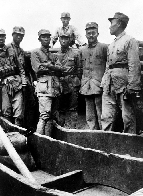 1937年9月，率军东渡黄河开赴抗日前线的八路军部分领导人（右1为朱德，右2为任弼时，右3为左权）。