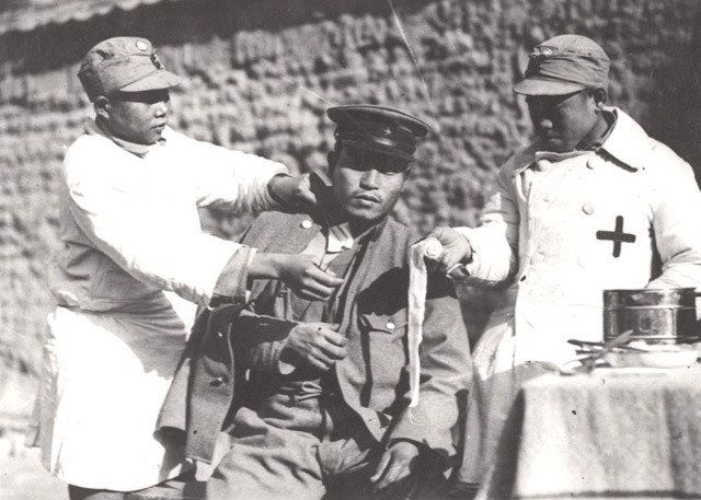 1937年10月，八路军为日俘治病  苏静摄于山西寿阳。