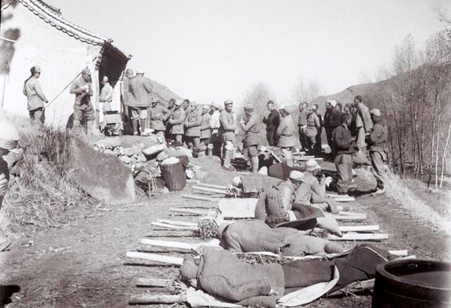 1939年10月，等待白求恩大夫医治的伤员　罗光达摄于河北涞源孙家庄。