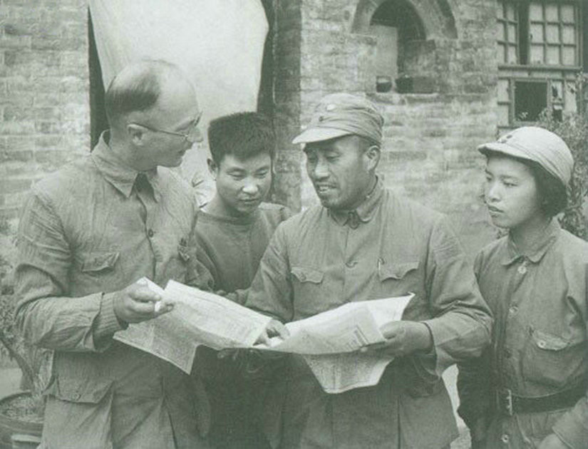 朱德、林迈可（左一）、萧田和龚澍（左四）在山西沁县八路军总部工作期间的照片。 