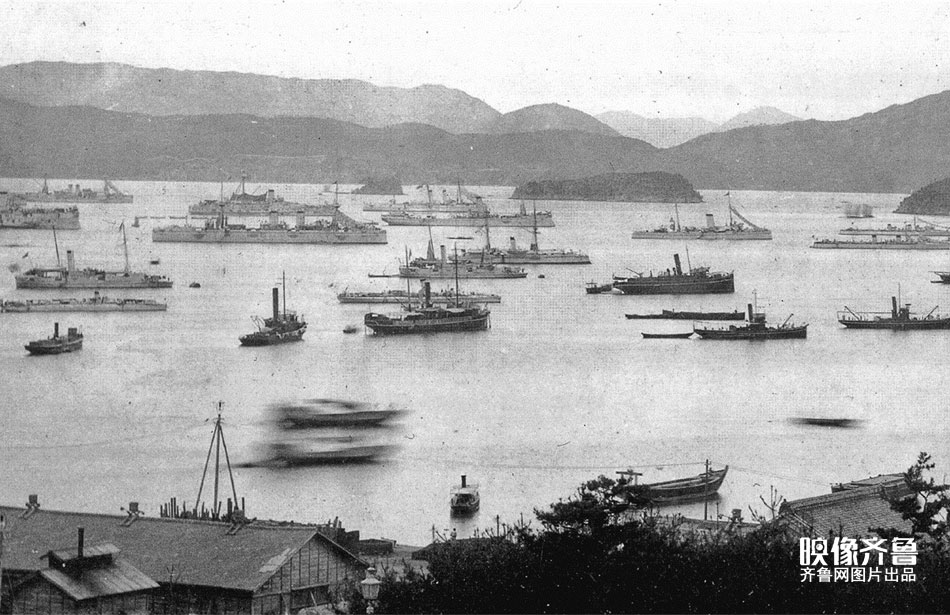 1894年7月20日，清朝向朝鲜发援兵，由北洋战舰护卫。7月25日，日本“联合舰队”战舰吉野、浪速、秋津洲在朝鲜近海发现了北洋舰队的济远和广乙舰。丰岛海战爆发，拉开甲午战争的序幕。最终北洋水师两舰沉没，多人被俘。图为7月17日，集结在海上的日本“联合舰队”战舰。
