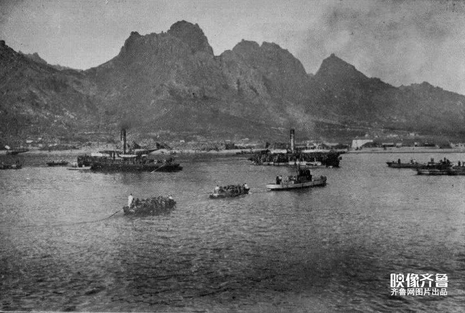 1914年9月18日，日军从山东青岛崂山湾登陆，从侧面袭击德军。中国将青岛及其外围地区划为交战区，意味着所有参战国可以在交战区内随意开火而不用顾及中国主权。
