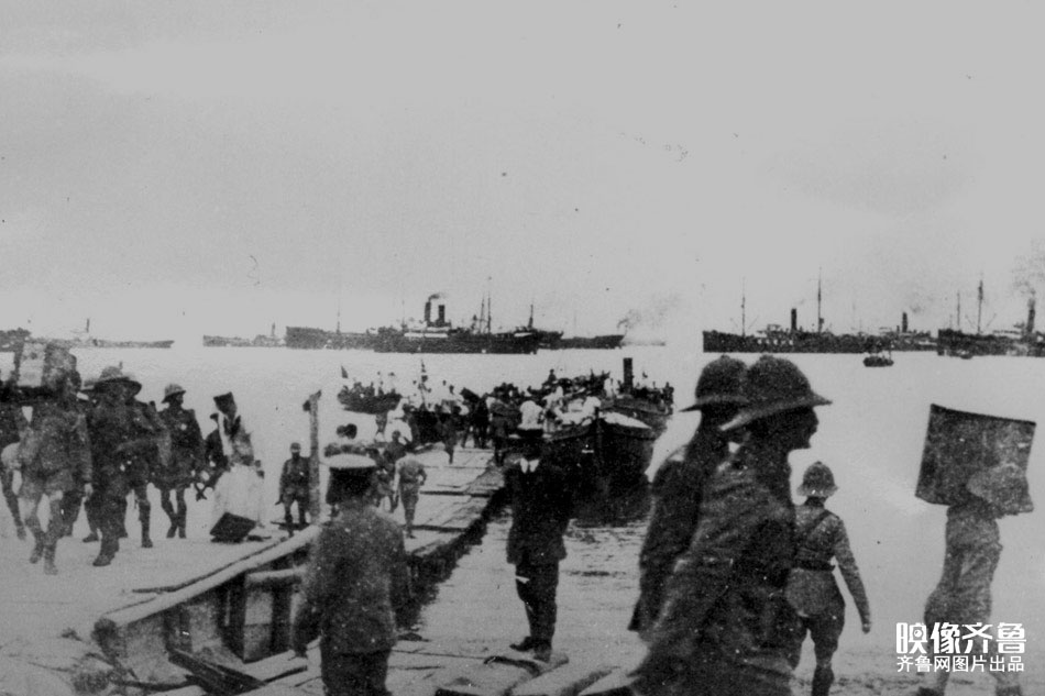 日军登陆青岛后，英军也派出了2000余人的部队支援日军。9月26日起日英联军开始向青岛外围防线发动进攻，相继占领了德军在孤山、楼山、罗圈涧、浮山的外围阵地。9月至10月间，日德两军在青岛外围展开激战，互有胜负。