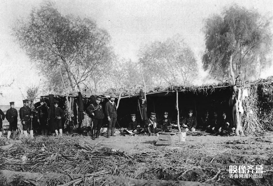 1894年10月24日凌晨，日军第二军第一师团在联合舰队的掩护下后到达辽东半岛的旅顺花园口，图为日军在旅顺花园口登陆后，日本第一师团在萧家堡子的司令部。
