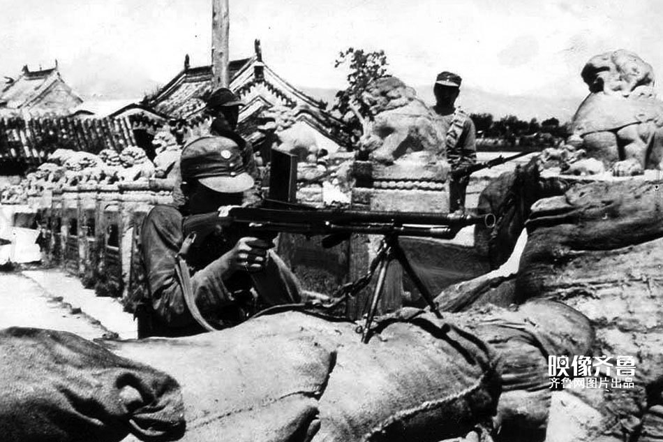 1937年7月7日，日军借口“演习”时1名士兵失踪，向宛平县城和卢沟桥发动进攻。中国驻军第二十九军奋起抵抗，从此开始了中华民族八年抗日战争。图为中国守军第二十九军在卢沟桥上奋起抵抗。图为卢沟桥上与敌拼杀的中国士兵。