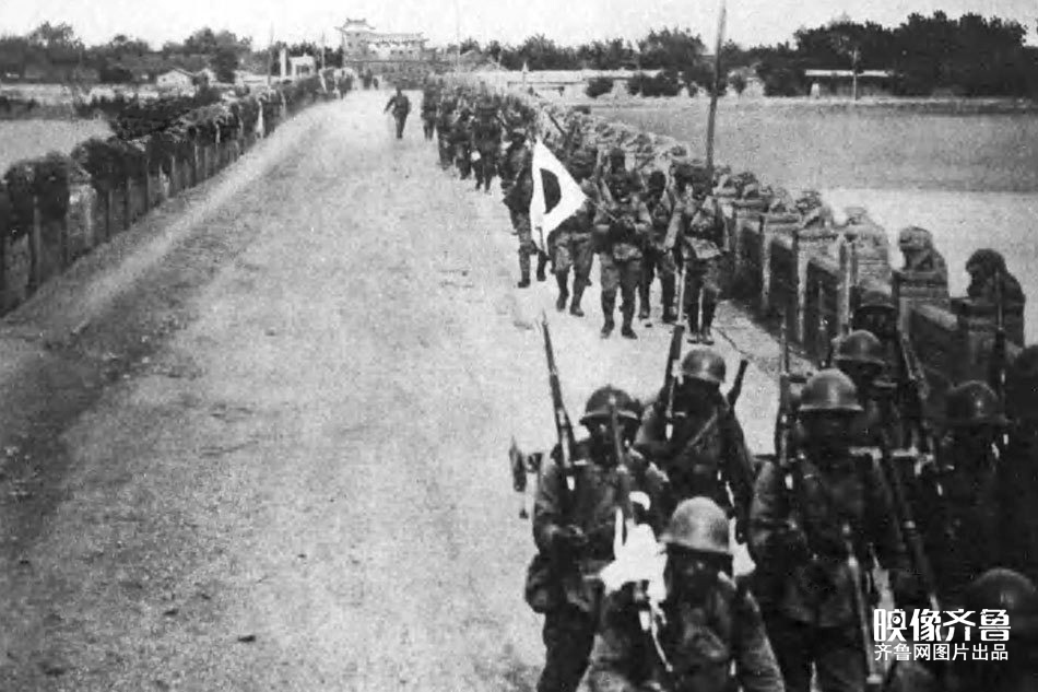 1937年7月9日，中日双方议定同时从卢沟桥撤兵。但日军并未按照协议撤退，10日下午五时，日方再次向卢沟桥进攻。日本一面以“不扩大方针”为幌子，一面向华北增兵。这是卢沟桥被日军占领后的情景。