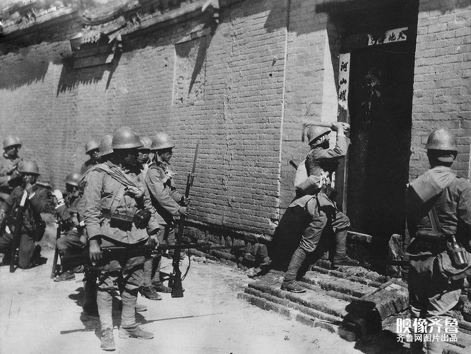 1937年，日本兵破门而入民居