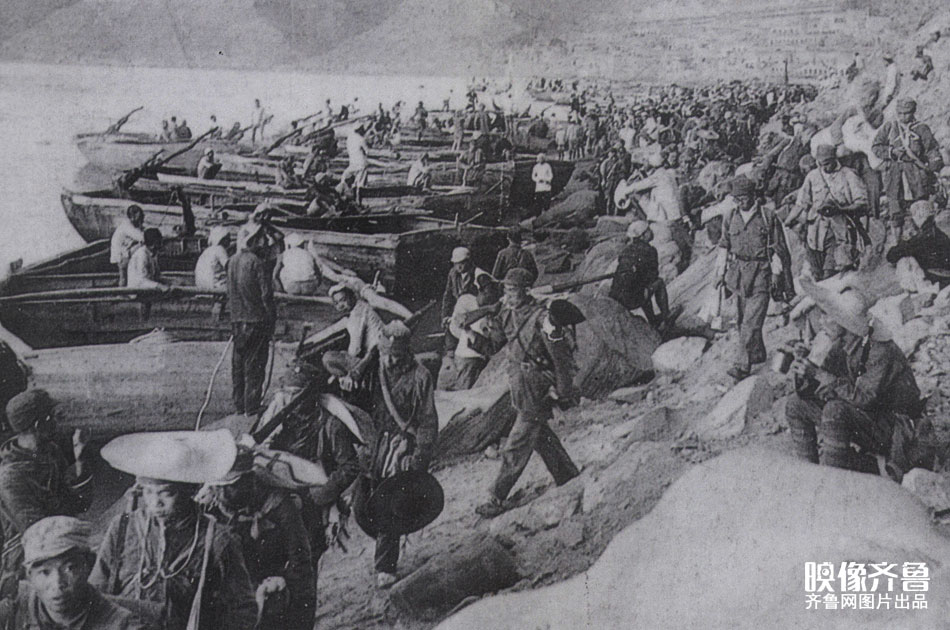 1937年8月31日起，八路军各部队先后东渡黄河，沿（大）同蒲（州）铁路北上，挺进华北抗日前线。