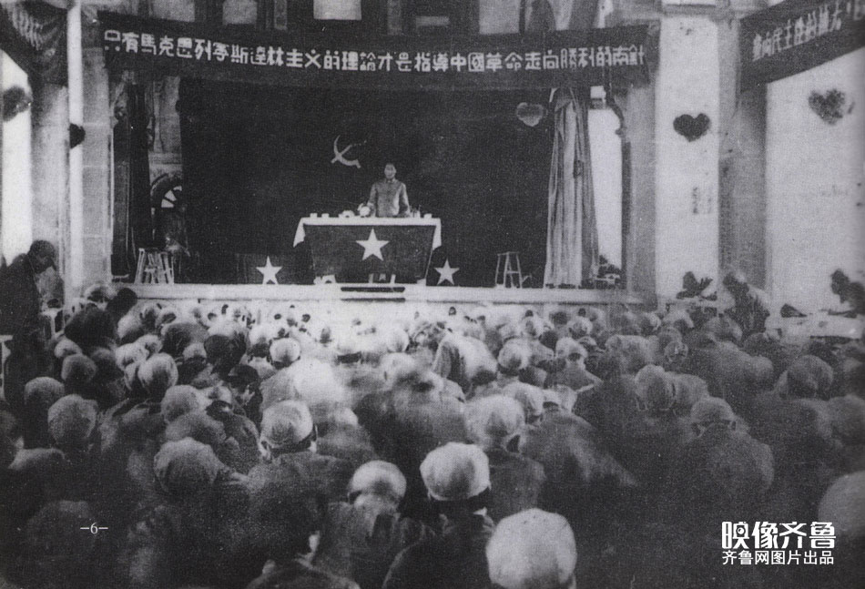 1937年5月，中共中央在延安召开全国代表会议，通过了《抗日民族统一战线在目前阶段的任务》，批准红军改编为国民革命军，决定苏维埃政府改为民主政府。从此，中国革命在事实上由国内革命战争转到建立抗日民族统一战线和准备对日抗战的新时期。下图为毛泽东在会上作《中国共产党在抗日时期的任务》的报告
