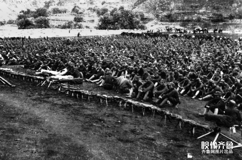 1937年9月，三五九旅开赴华北前线对日军作战。图为部队集结时的情景。