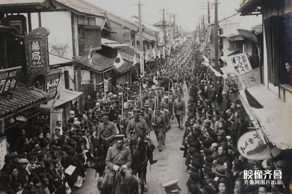 近代以来，山东就是日本军国主义侵略最早最深的地区之一。1895年甲午战争中，日军血洗威海卫。一战期间，日本派兵攻占青岛，霸占青岛和胶济铁路沿线部分地区长达8年之久。图为登陆青岛的日军行进在青岛城内。