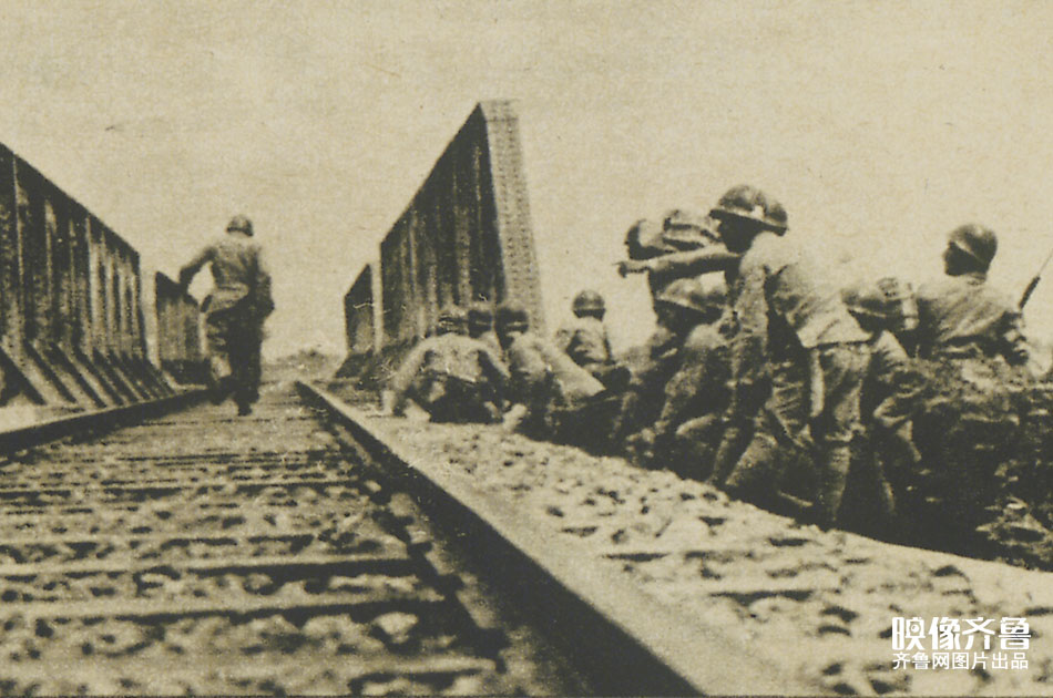 1938年5月14日第十三师团快速挺进队的工兵登上陇海铁路铁桥。