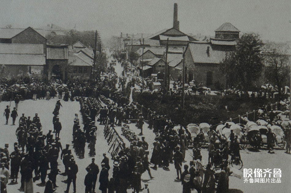 为了抢先控制济南，1928年4月21日，日军驻天津3个步兵中队即到达津浦铁路济南火车站。图为日军抵达济南后在车站广场集结。
