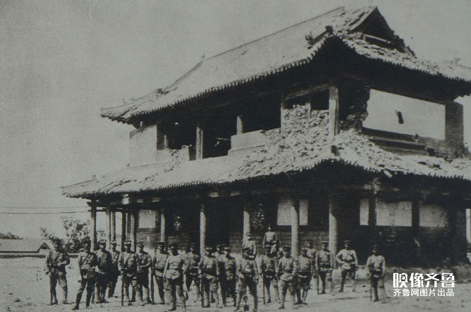 济南惨案中，日军在被破坏的泺源门城楼前。