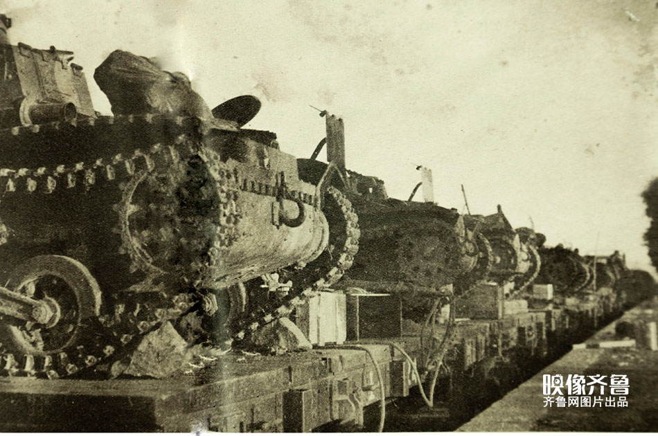 1937年7月7日，日军蓄意制造卢沟桥事变，悍然发动了意在灭亡中国的全国侵华战争。在中华民族生死存亡之际，中华儿女万众一心，同仇敌忾，掀起全民族抗战，开辟了世界第一个大规模反法西斯战场。日军占领平津后，很快沿津浦路南下进攻山东。图为日军在山东用火车运输坦克。