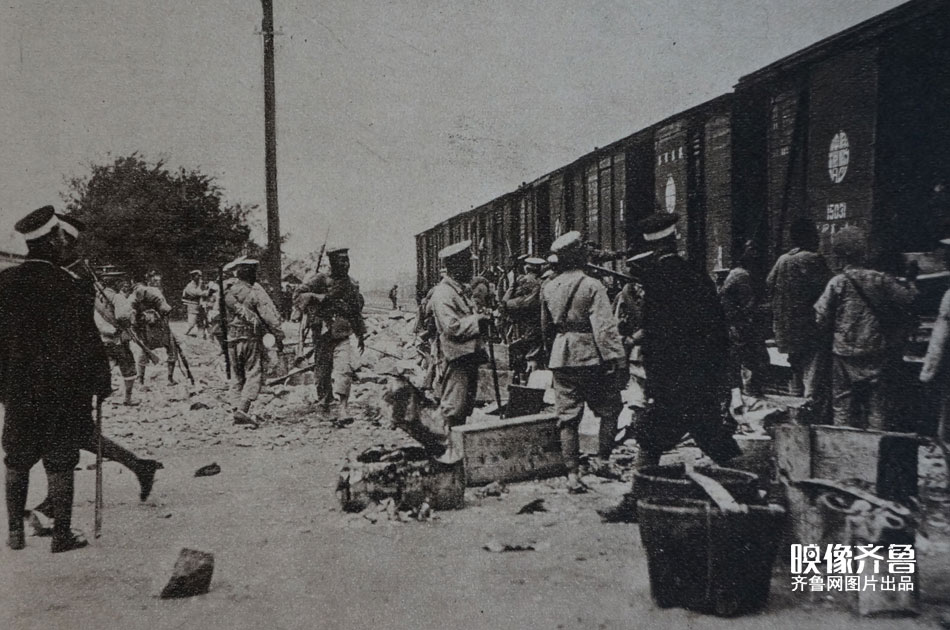 1928年日军在济南车站内列车停靠。