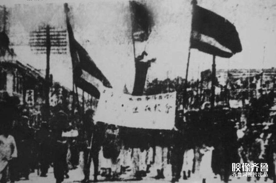 从1930年起，国立青岛大学生在两年内发动三次罢课斗争，投身抗日救国的运动中。