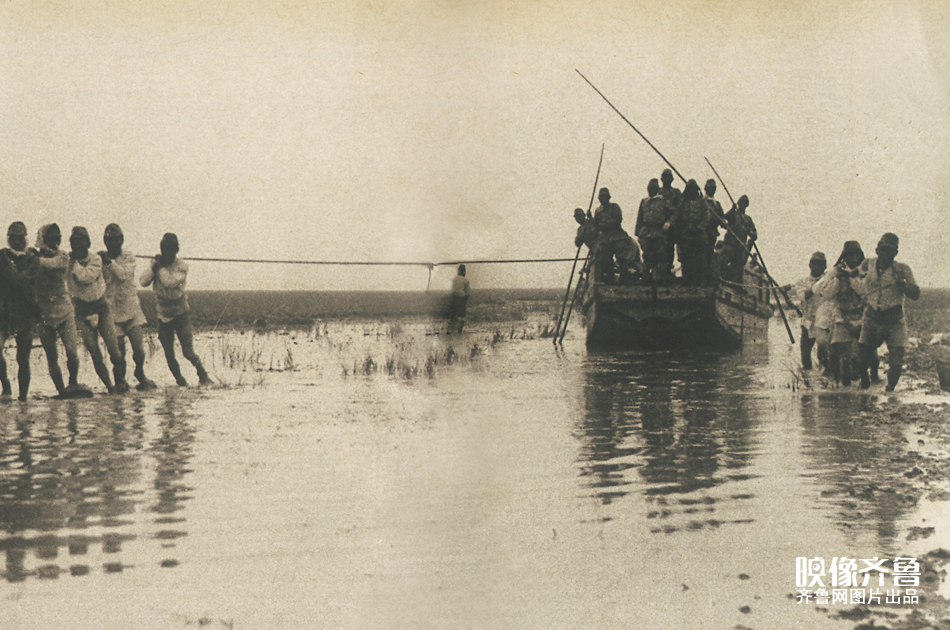 5月16日凌晨，日军第十师团先遣队在微山湖西岸登陆，第十师团主力也开始横渡微山湖，由于微山湖浅滩较多，日军不得不拖拽船只。图片由山东画报出版社提供
