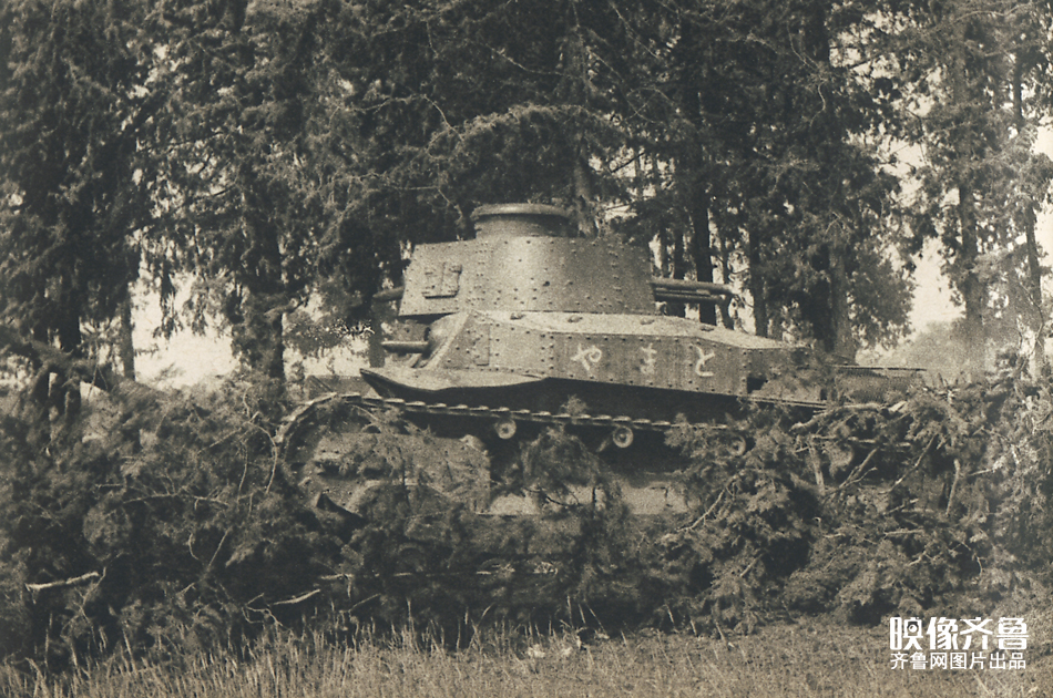 图为向湖山进击的日军田村战车的八九式中型战车。图片由山东画报出版社提供