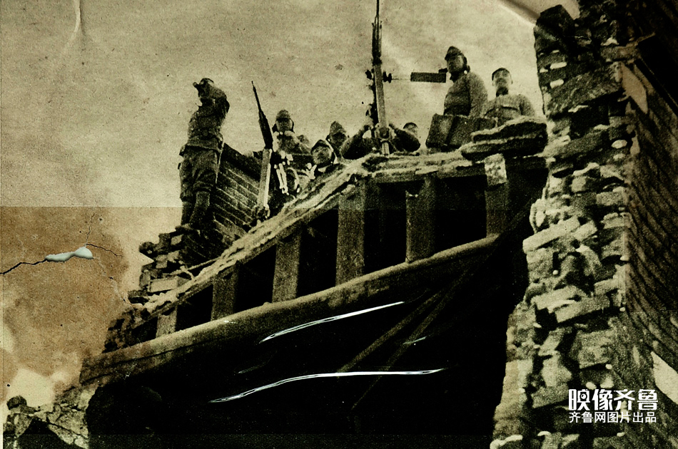 攻占兰陵镇的日军助川部队士兵在房顶上对空监视。图片由山东画报出版社提供