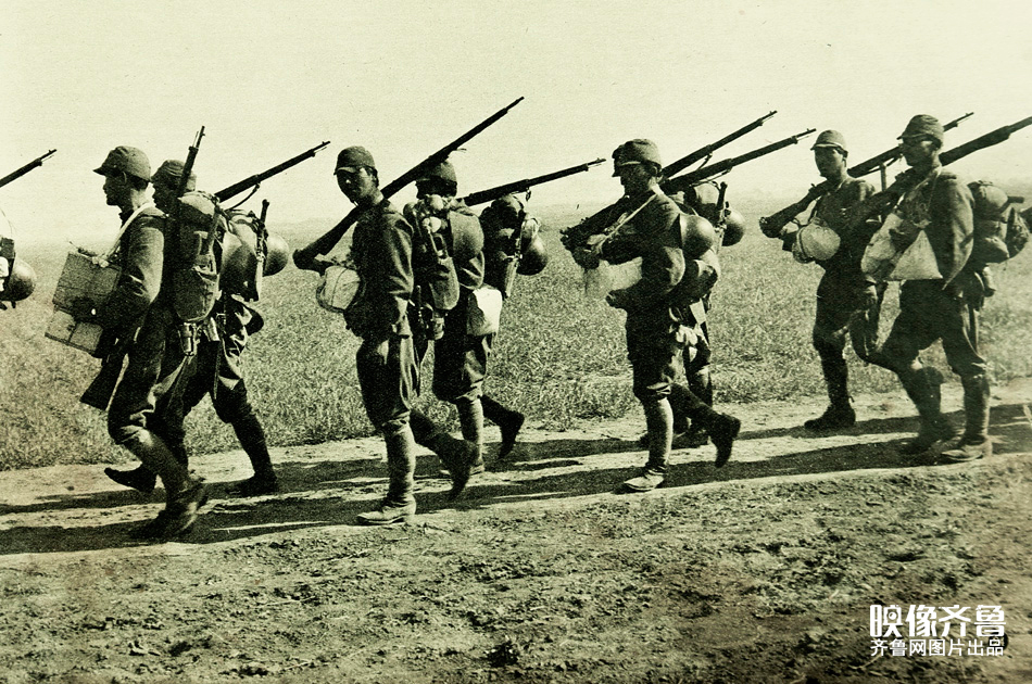 带着在台儿庄战死者遗骨行军的日军福荣部队。图片由山东画报出版社提供