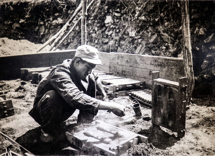 1938-1939年八路军战士土法造手榴弹