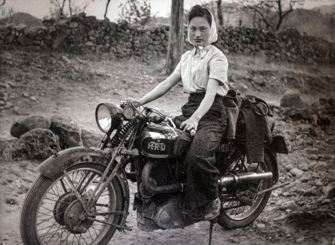 1941年大觉寺李效黎在林迈可的摩托上，林经常用该摩托为八路军运送药品通讯器材