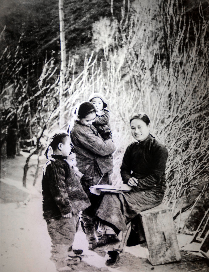 1942年李效黎与平西村民在一起