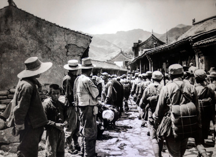 1938年八路军行军穿过村庄