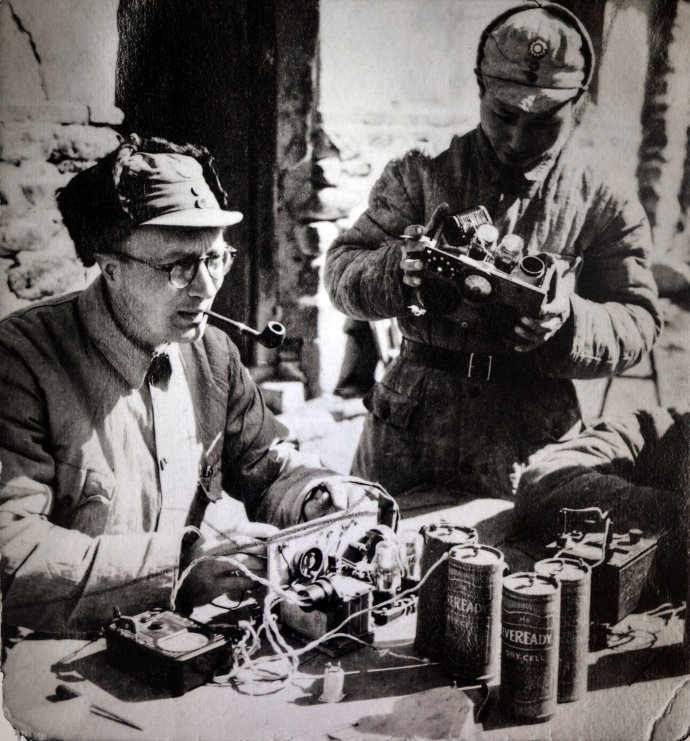 1944年为晋察冀军区组装电台