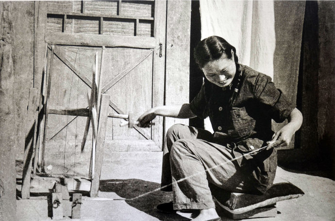 1944年延安，李效黎在纺线