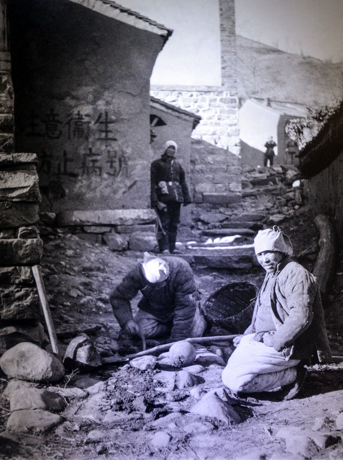 1943年民兵在村口埋地雷