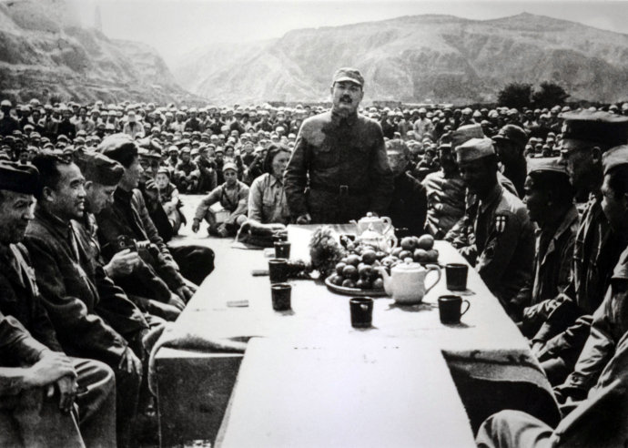 1945年叶剑英在其主办一次美军观察组集会上发言
