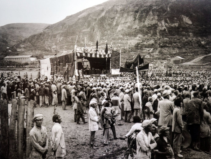 1945年8月15日，延安在王家坪庆祝抗战胜利