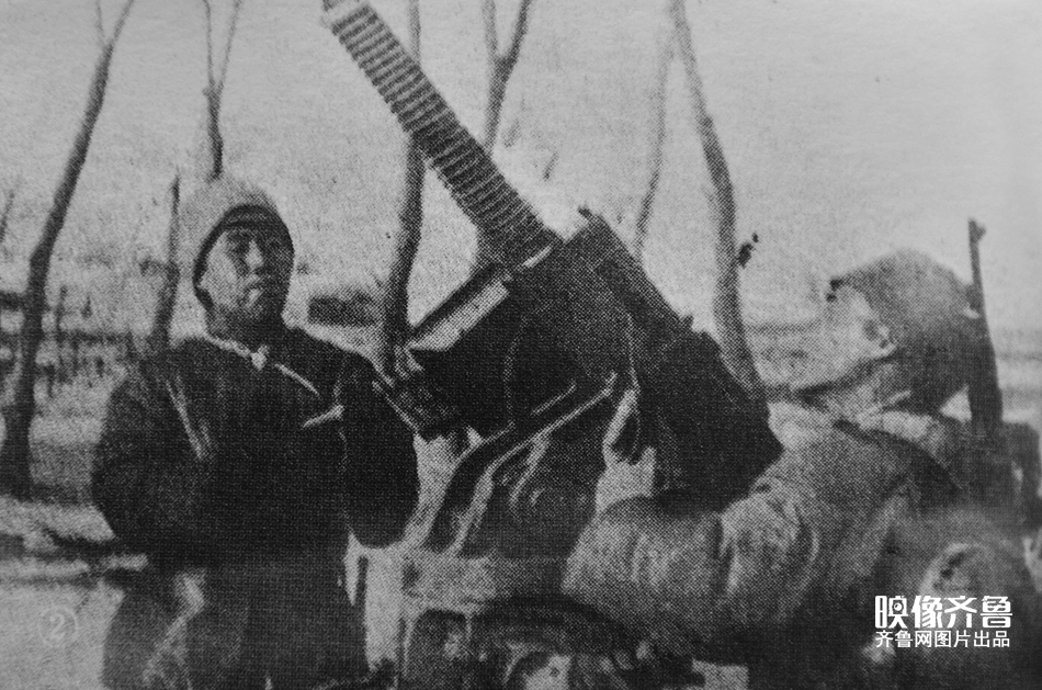 1938年3月24日，日军2000多人在飞机、大炮和坦克的配合下，开始向台儿庄大举进攻。坚守台儿庄北门的186团1营在王震团长和姜常泰营长的指挥下顽强抵抗，并在城北门外与日军展开白刃战，并打退日军的多次进攻。图为中国军队战地上的高射机枪正瞄准目标射击。