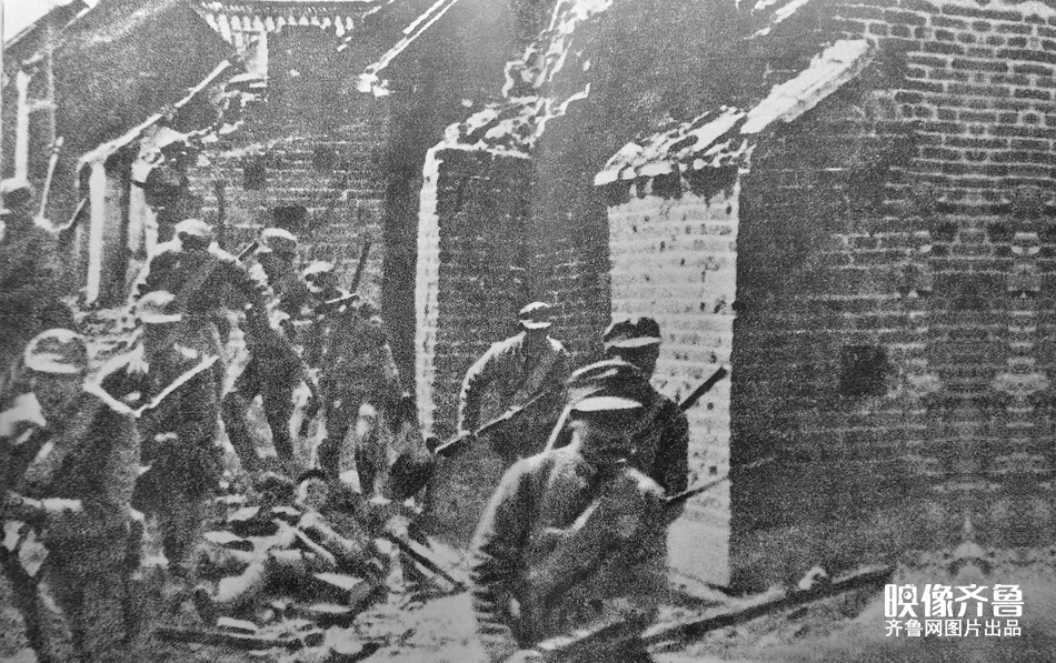 中国军队在台儿庄大捷日军后，在台儿庄城内搜寻日军残敌。