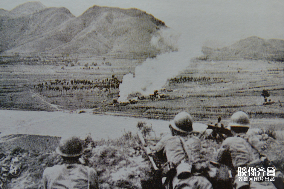 图为台儿庄附近的战斗中，在中国军队机器化部队的冲击下，日军的骑兵败退。