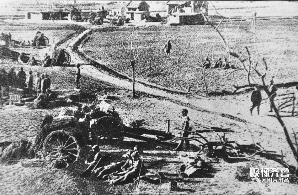 中国军队攻占台儿庄东北部的村落。