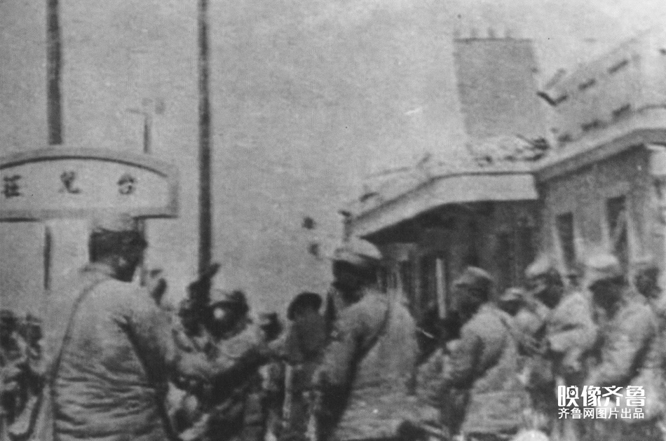 1938年5月19日，中国军队正在台儿庄火车站集结。