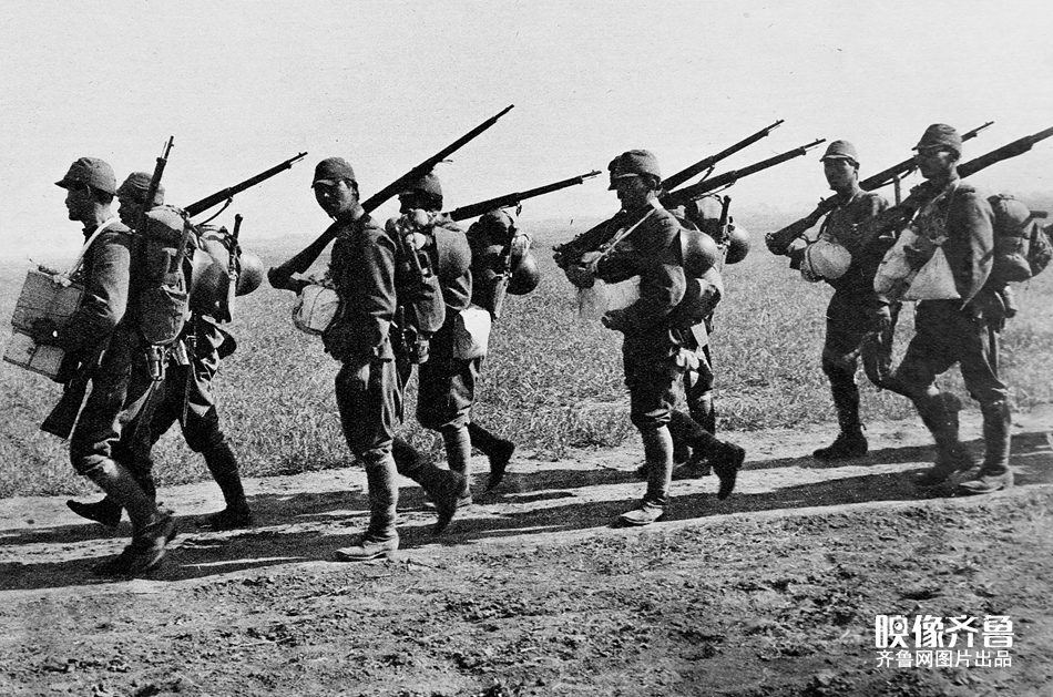 日军带着在台儿庄战死者的遗骨撤退。