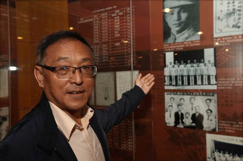 南侨机工徐新准之子徐宏基介绍展出的他父亲徐新准的照片。 