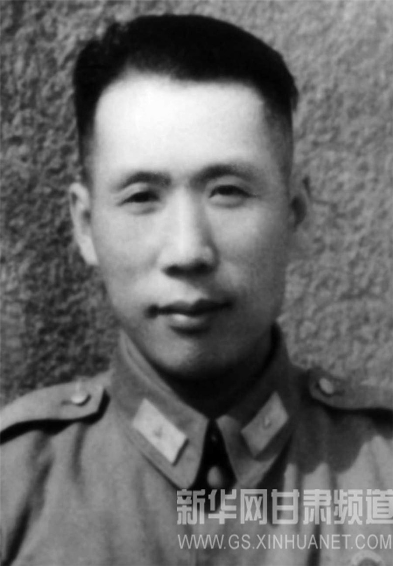 伍修权（1908—1997），湖北武昌人。1938年2月接替彭加伦任八路军驻甘办事处处长。
