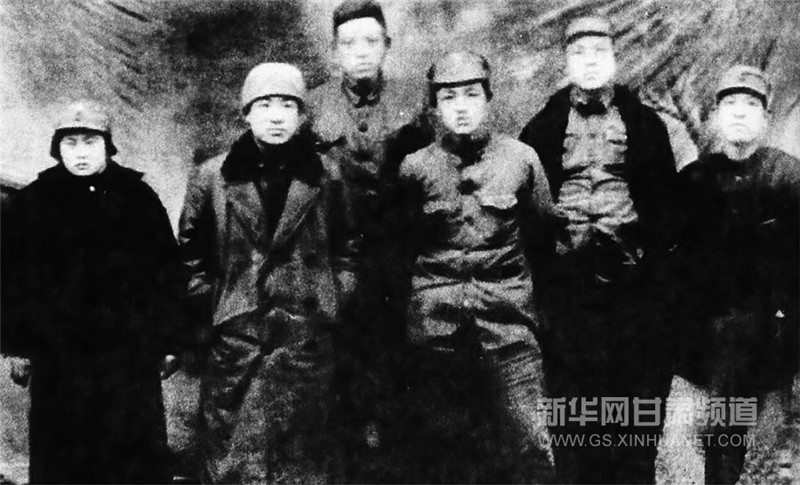 1937年9月，陕甘宁边区关中分区所辖新正、新宁（属甘肃正宁、宁县的一部分地区）掀起了持久的参军支前热潮。图为中共关中分区委员会书记习仲勋（右三）和关中分区部分干部合影。
