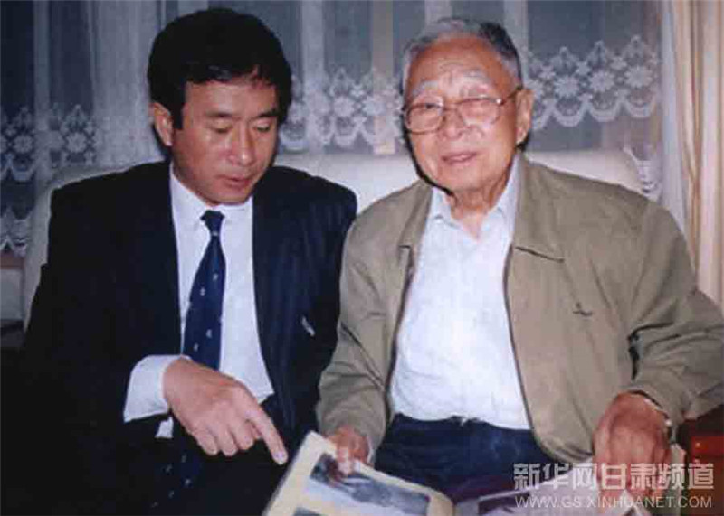 徐华江，在兰州空战中与战友共同击落过数架日机。图为北京作家方军采访徐华江老人。