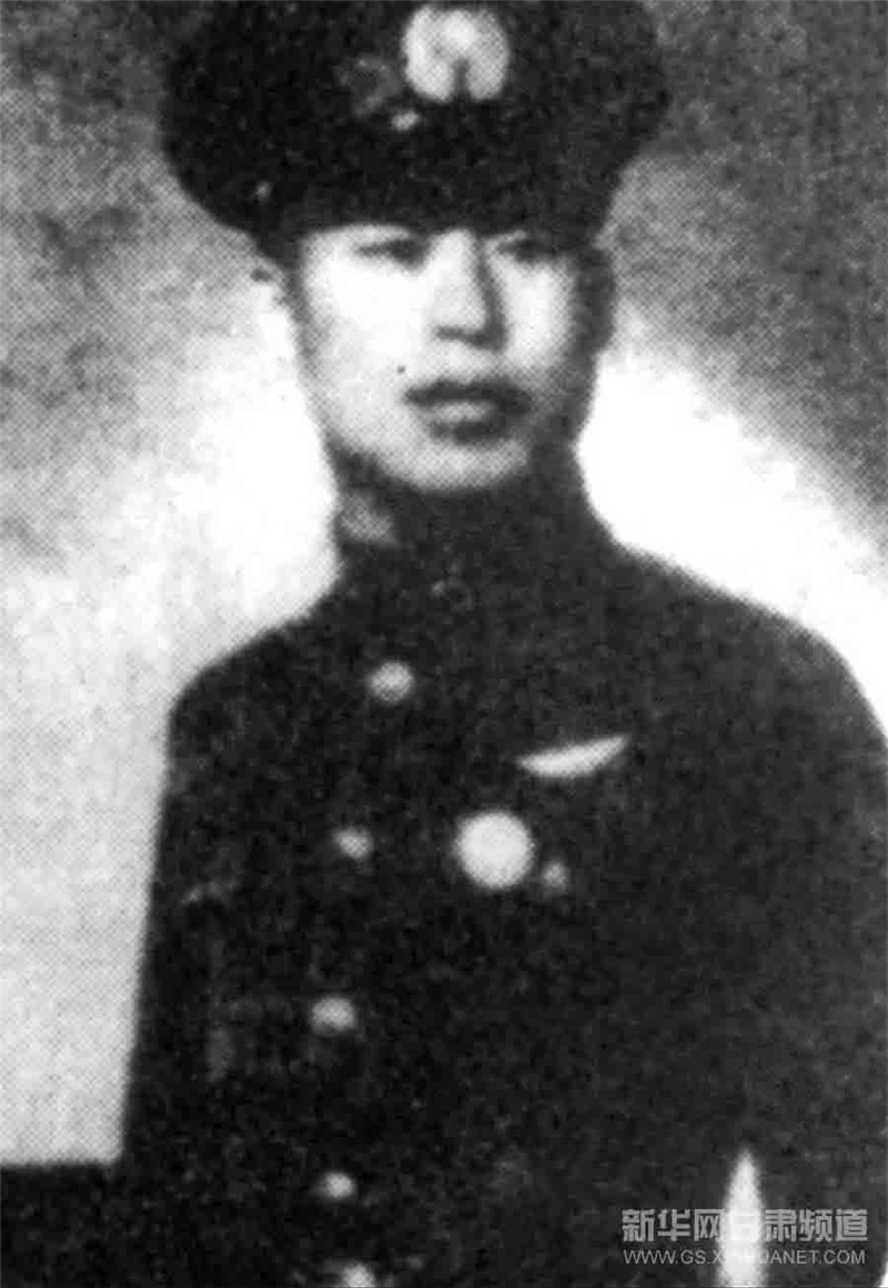 中国第一个在空战中击落日机的空军英雄高志航。1937年10月，他率队来到兰州接收第一批苏联援华战机。